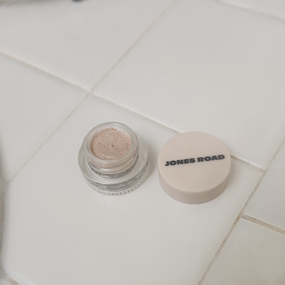 Jones Road "Just A Sec" Eyeshadow In LINEN